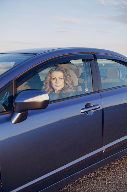 Foto gratuita niña en un coche