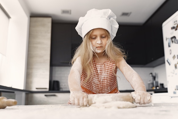 Foto gratuita niña cocina la masa para galletas