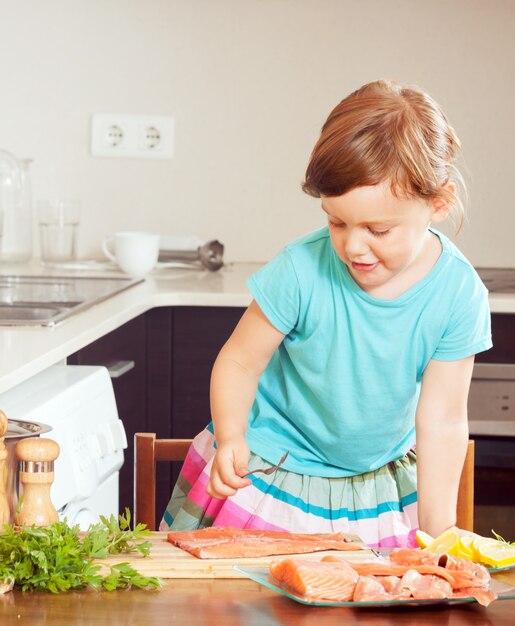 niña, cocina, salmón