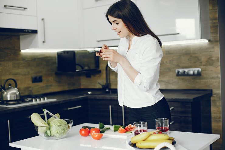 Foto gratuito niña en una cocina