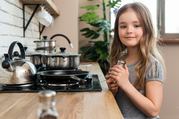 Foto gratuita niña en la cocina