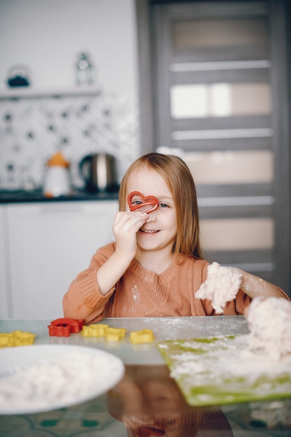 Niña cocinar la masa para galletas