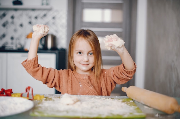 Niña cocinar la masa para galletas