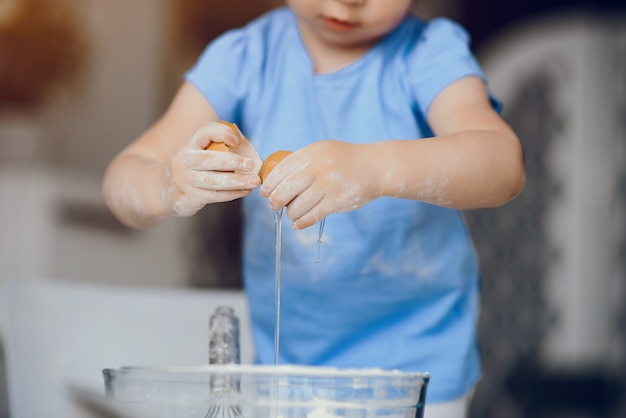 Niña cocinar la masa para galletas