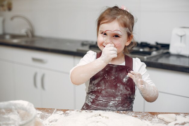 Niña cocinar la masa para galletas