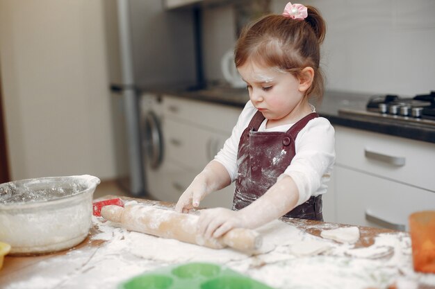 Niña cocinar la masa para galletas