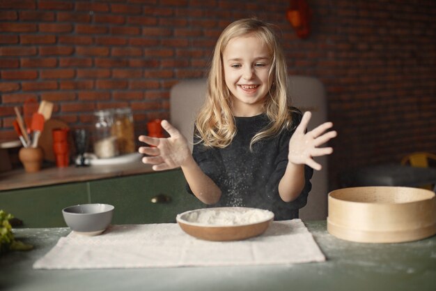 Niña cocinar la masa para galletas