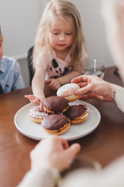 Niña cogiendo un donut