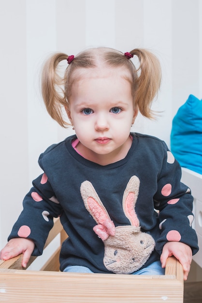 Niña con colas divertidas