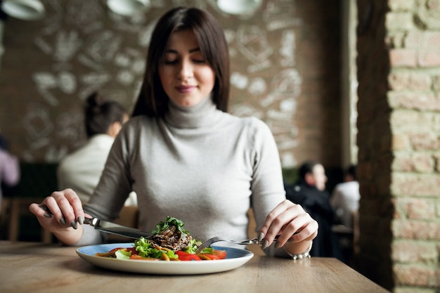 Foto gratuita niña, comida, sano, mujer, comida