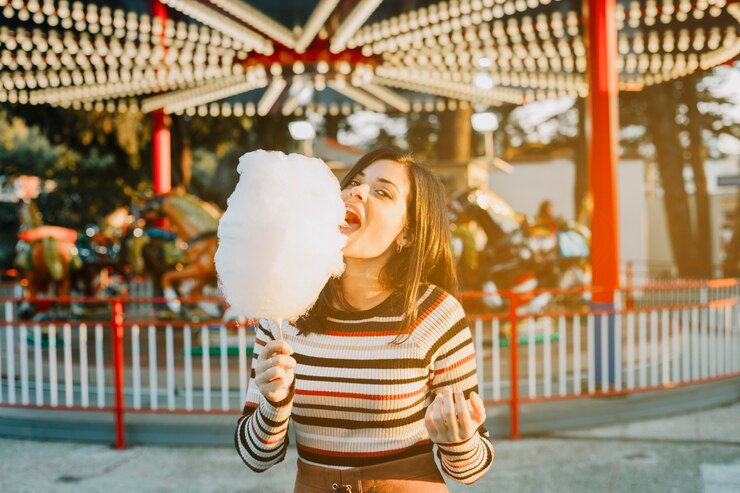 Foto gratuito niña comiendo algodón de azúcar