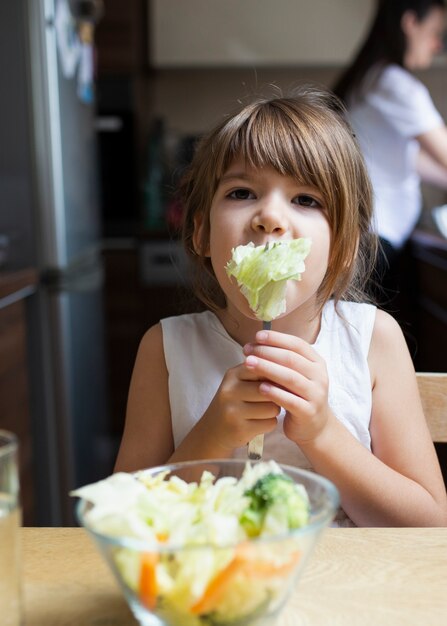 Niña comiendo alimentos saludables