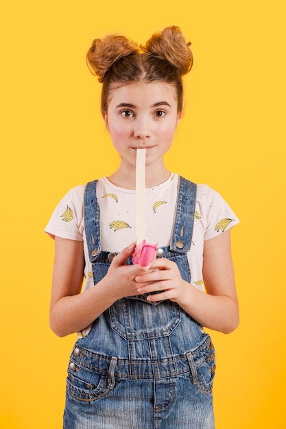 Foto gratuita niña comiendo chicle