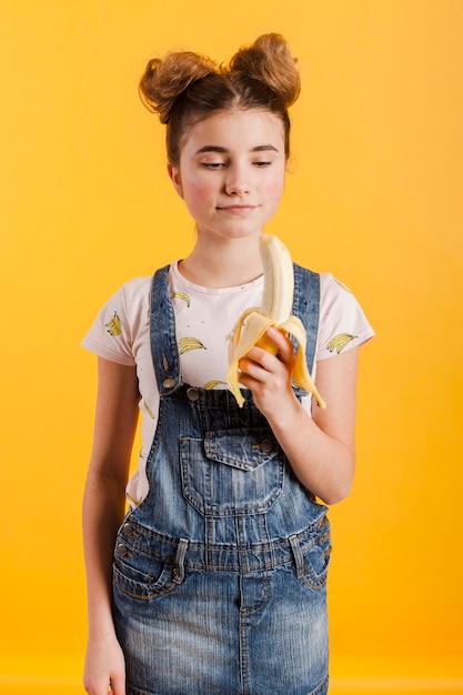 Niña comiendo plátano