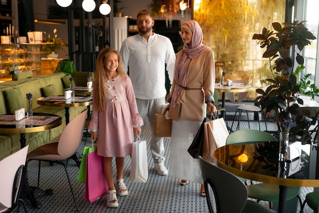 Niña de compras con sus padres