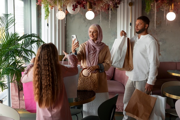 Niña de compras con sus padres