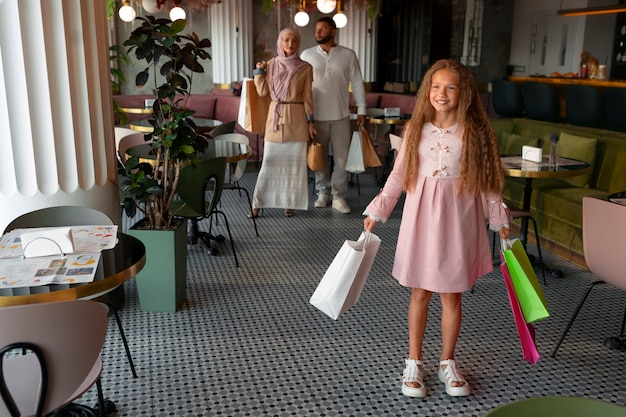 Niña de compras con sus padres