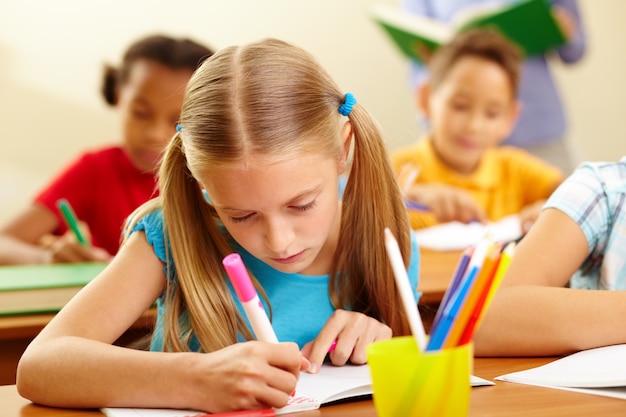 Niña concentrada en clase