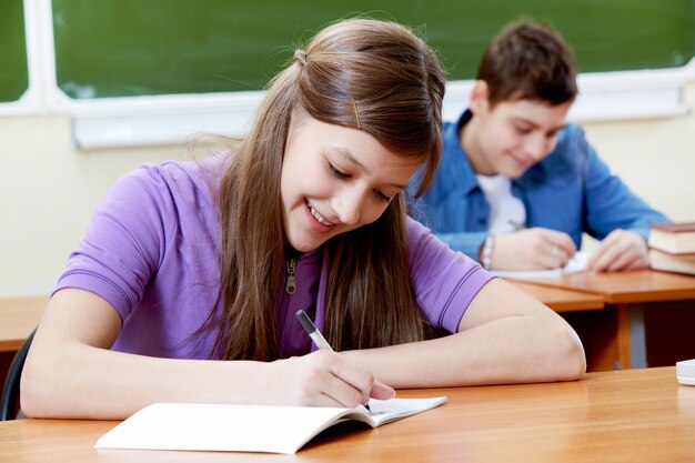 Niña concentrada en su cuaderno