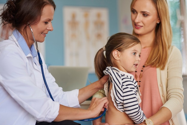 Niña en el consultorio médico