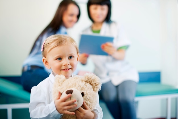 Foto gratuita niña, en, consultorio médico