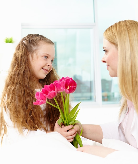 Niña contenta con flores