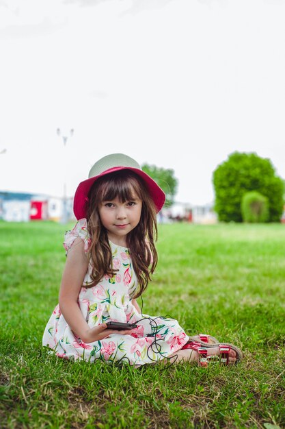 Niña contenta con un teléfono móvil en la mano