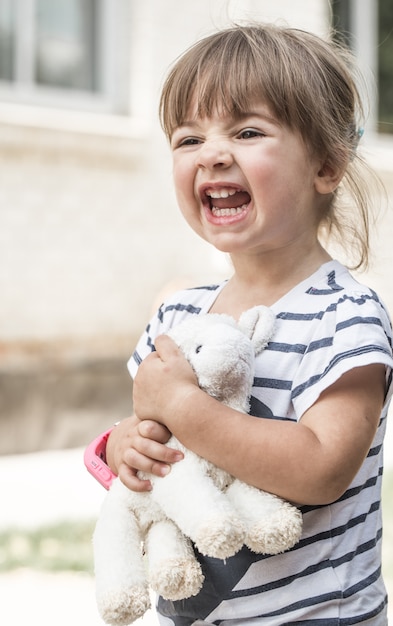 niña con cordero de juguete