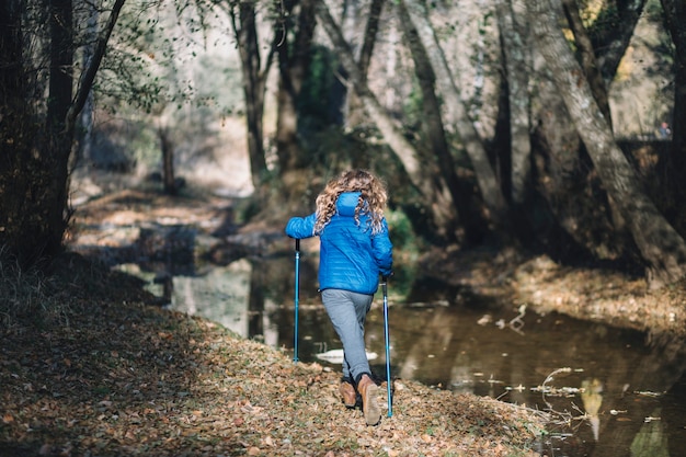 Niña corriendo en el bosque