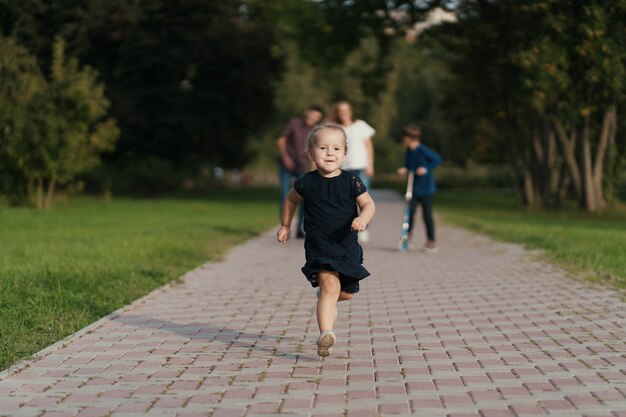 Niña corriendo mientras su familia la seguía