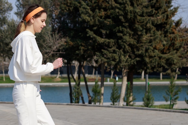 Niña corriendo en el parque Foto de alta calidad.