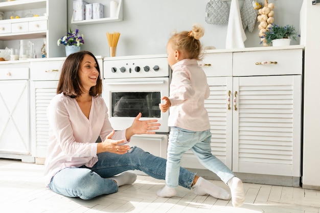 Foto gratuita niña corriendo hacia su madre