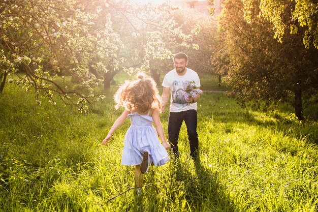 Niña corriendo hacia su padre