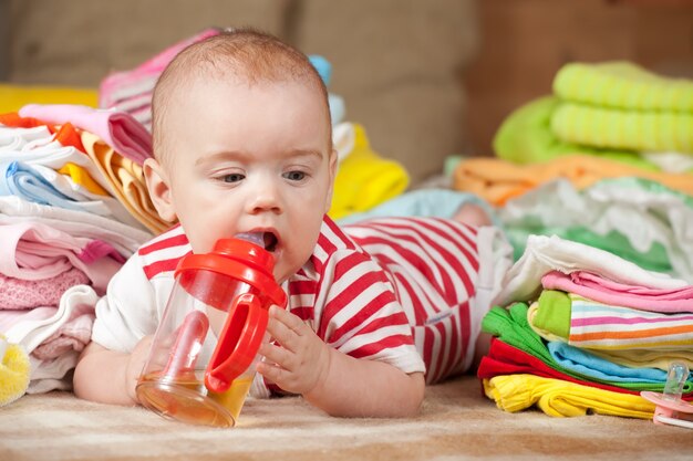 Niña con las cosas del bebé