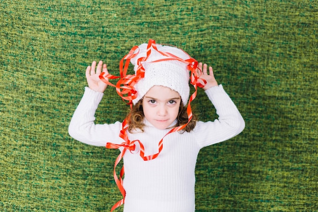 Foto gratuita niña con cuerda de envoltorio