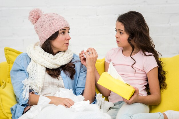 Niña cuidando a su madre