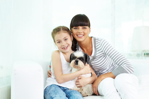 Niña cuidando de su perro