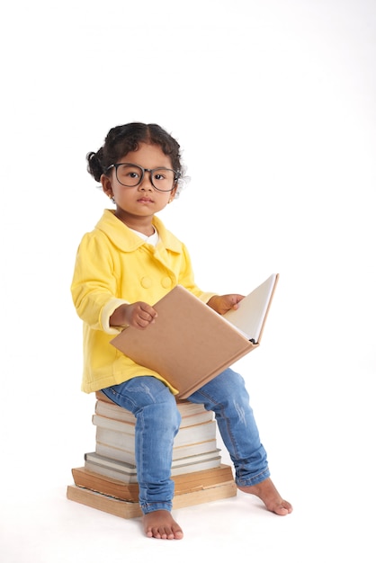 Niña curiosa con libro