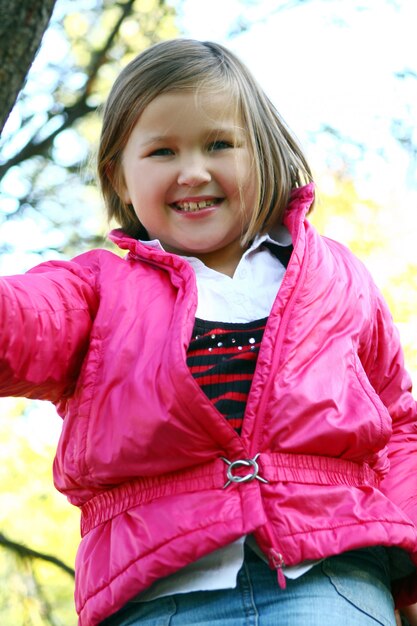 Niña dando un paseo saludable por el parque de otoño