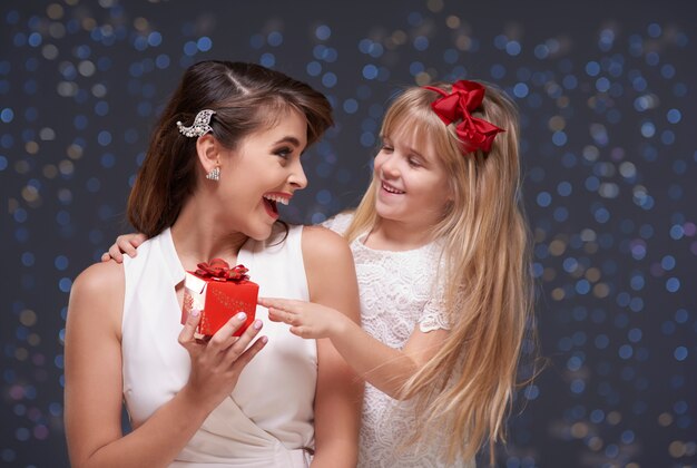 Niña dando presente a su mami