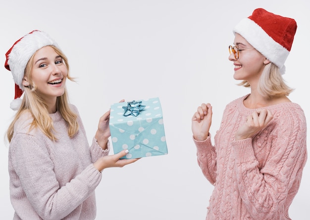 Niña dando un regalo a su amiga