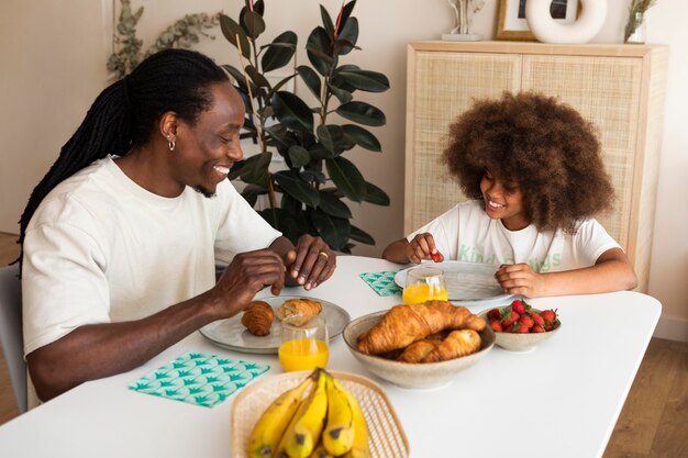 Niña desayunando con su padre