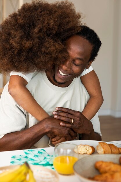 Niña desayunando con su padre