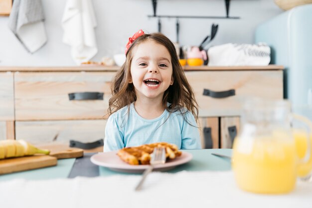 Niña desayunando