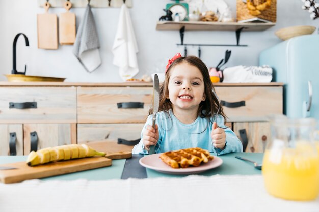 Niña desayunando