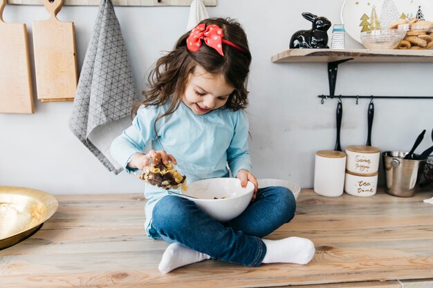 Niña desayunando