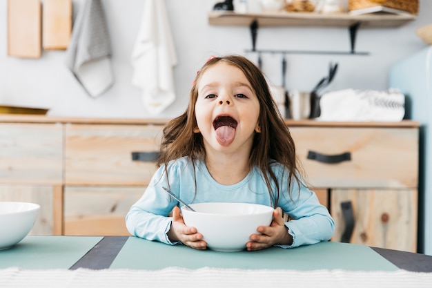 Niña desayunando