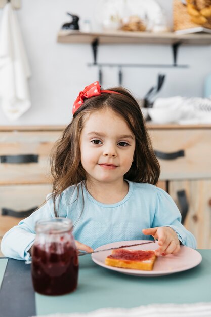 Niña desayunando