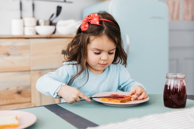 Niña desayunando