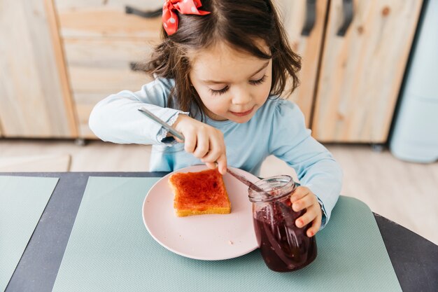 Niña desayunando